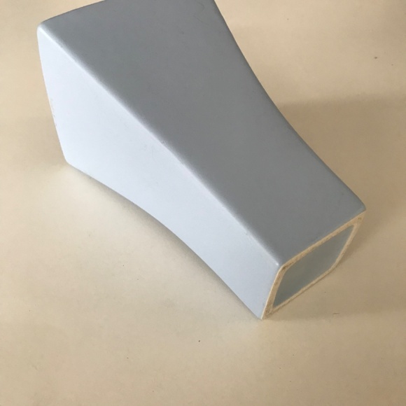 A flower vase in a unusual beautiful baby blue color - Picture 2 of 4